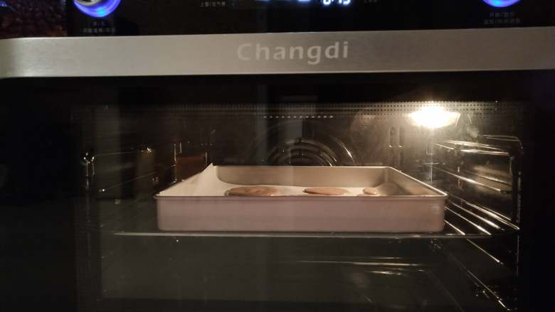 大黄蜂慕斯蛋糕,烤盘放烤箱中层170度烤15分钟即可!烤好的饼干晾凉以后直接吃,就是酥脆的可可口味的手指饼干