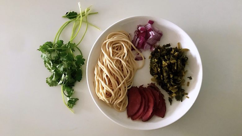 酸菜牛肉面,准备好所有食材。