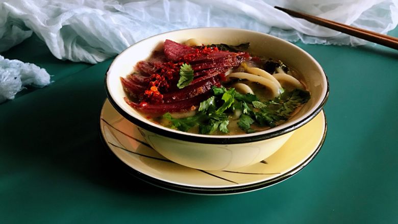 酸菜牛肉面,酒上<a style='color:red;display:inline-block;' href='/shicai/ 131'>香菜</a>。