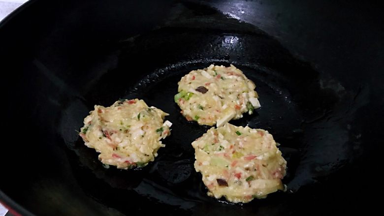 土豆蔬菜饼,平底锅或者电饼铛放一点油,小火,煎一面金黄翻面。