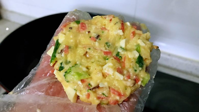 土豆蔬菜饼,压成小饼,不要太大也不要太厚。