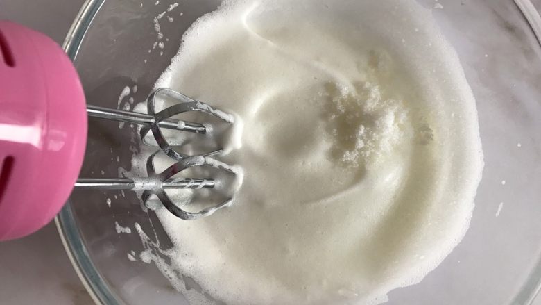 圣诞款红丝绒蛋糕,打至细腻加入第二次10g白砂糖,继续打发