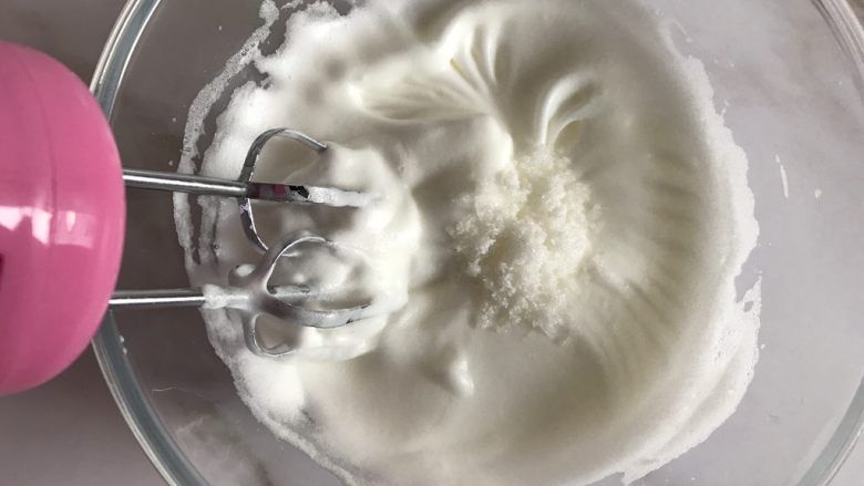 圣诞款红丝绒蛋糕,打至出现纹路加入第三次10g白砂糖,继续打发