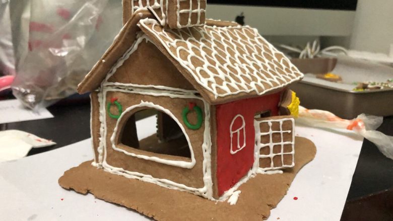 圣诞小屋,在饼干上面画上喜欢的图案，用硬糖霜粘合在底座上即可。粘合用的糖霜要足够稠，填充一定要足。