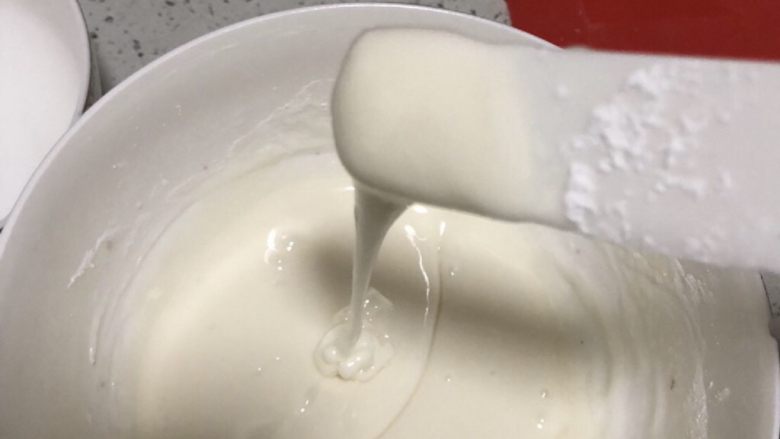 圣诞小屋,蛋白粉过筛，加入水，拌至无颗粒状态，加入糖粉、水怡，成品提起后可顺畅滑落即可。