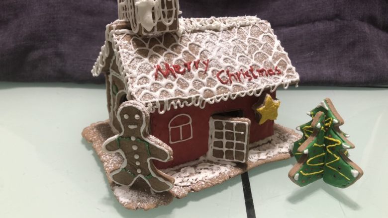 圣诞小屋,屋子做好之后，在屋檐和烟囱上拉丝，做出下雪后冰棱的感觉。我额外做了五角星和姜饼人装饰，立体饼干放在旁边装饰。