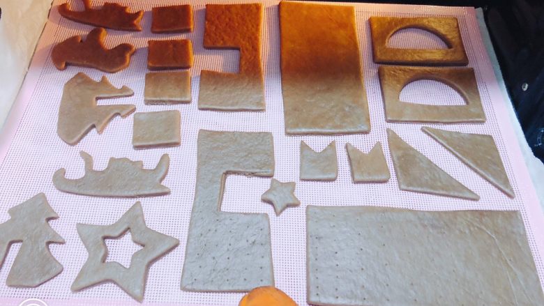 圣诞小屋,面揉匀，擀薄，用模具刻出图案。入烤炉烤熟待用。