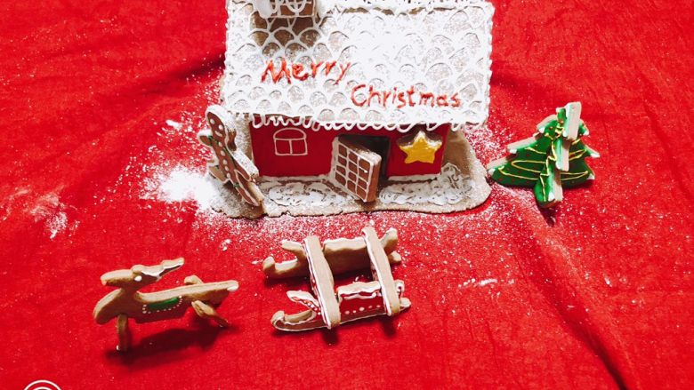 圣诞小屋,这只驯鹿在滑滑的玻璃桌面上实难立起来，只好放在布上面。糖粉从上面撒下来，造成下雪的感觉即可