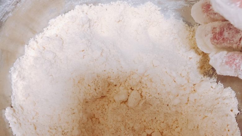 圣诞小屋,饼干底的<a style='color:red;display:inline-block;' href='/shicai/ 887'>黄油</a>减量，只用了100克，因为饼底太酥容易碎。没有打发<a style='color:red;display:inline-block;' href='/shicai/ 887'>黄油</a>，用了捏酥的方法。<a style='color:red;display:inline-block;' href='/shicai/ 887'>黄油</a>室温软化，加入面粉，揉捏，使二者充分结合。混合之后加入糖粉、<a style='color:red;display:inline-block;' href='/shicai/ 9'>鸡蛋</a>、<a style='color:red;display:inline-block;' href='/shicai/ 156925'><a style='color:red;display:inline-block;' href='/shicai/ 156925'>水</a></a>、<a style='color:red;display:inline-block;' href='/shicai/ 920'>可可粉</a>，揉匀