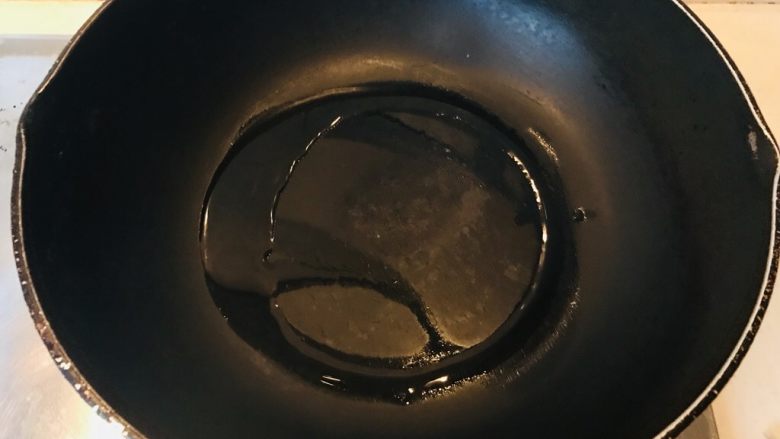 鲫鱼炖蛋,倒入油,一定要烧热