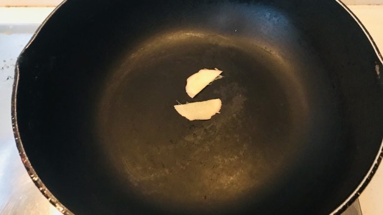 鲫鱼炖蛋,热锅,姜片擦锅