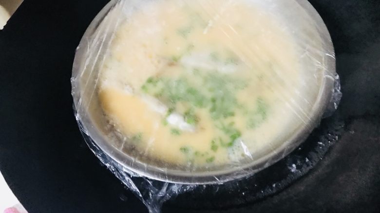 鲫鱼炖蛋,大锅水烧热,隔水蒸10-15分钟即可