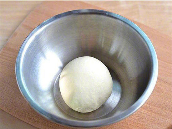 黄金肉饼,面粉入盆,中间挖个深窝,将温水放入,用筷子拌成絮状后,揉成光滑的面团;