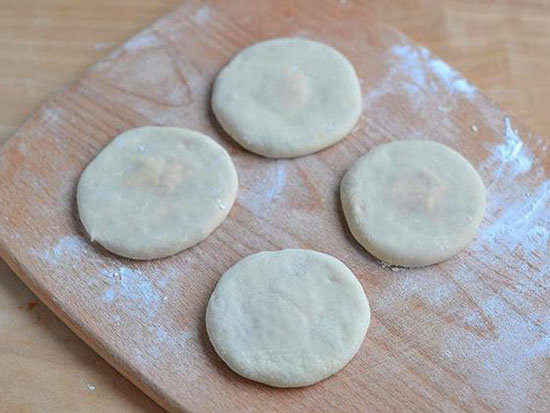 黄金肉饼,包好后轻轻按压成饼状;