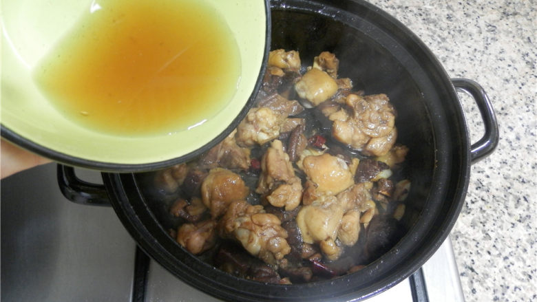 砂锅香辣鸡煲,炒至鸡肉变色微焦黄,加入泡香菇的水。