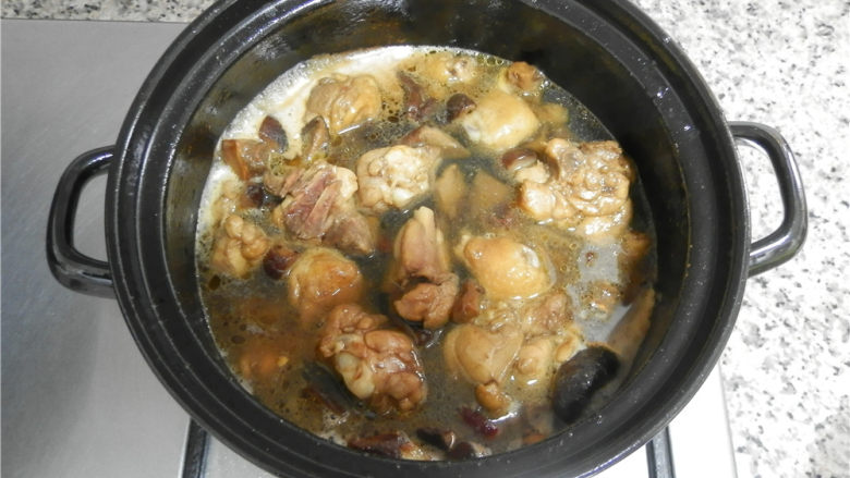 砂锅香辣鸡煲,水分不要太多,稍微漫过鸡肉即可