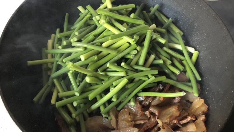 蒜苗炒腊肉,把肉弄向一边,下<a style='color:red;display:inline-block;' href='/shicai/ 3349'>蒜苗</a>翻炒