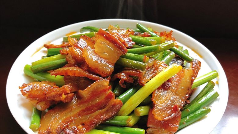 蒜苗炒腊肉,蒜苗比肉好吃😋!