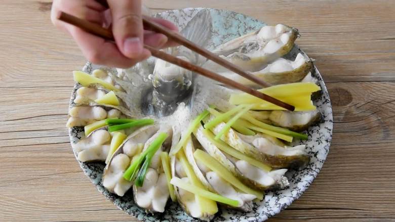 清蒸鳊鱼,俗话说无鱼不成席,这是很适合家宴的一道菜,蒸好后(蒸到鱼眼凸出的话,说明已经蒸熟),去除姜片和葱段。