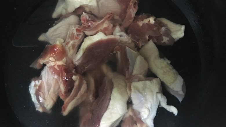 土豆啤酒鸭,先把鸭鸭剁成小块,冷水下锅,大火烧开焯水后备用