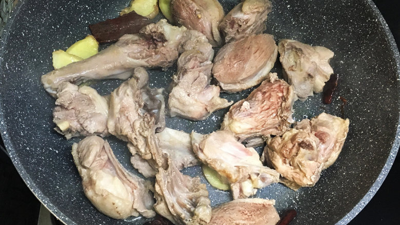 土豆啤酒鸭,热锅不要放油(鸭皮比较肥,会有很多油出来),倒入鸭块,中小火煸炒出油后放入八角,桂皮,姜片翻炒,煸至<a style='color:red;display:inline-block;' href='/shicai/ 320'>鸭肉</a>呈金黄色