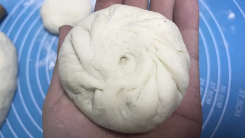 黑芝麻核桃红糖饼,包的时候收口朝上,和包包子一样。