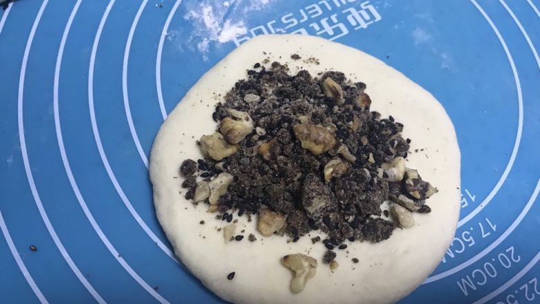 黑芝麻核桃红糖饼,将面团稍微擀薄点,包入搅拌好的黑芝麻核桃红糖。