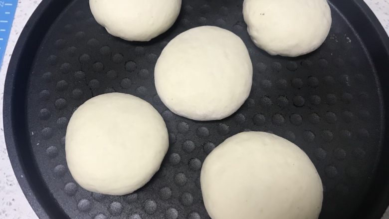 黑芝麻核桃红糖饼,稍微压扁些,收口朝下放入电饼档上下火。