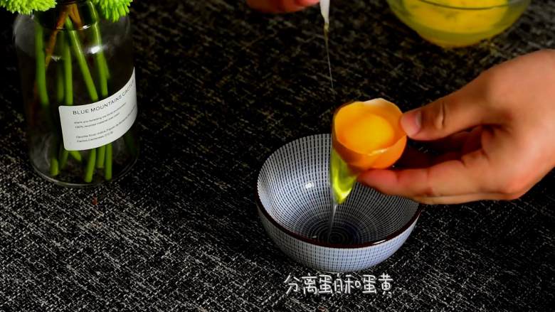 圣诞老人三明治,一个鸡蛋打散,再取一个鸡蛋分离蛋白和蛋黄。