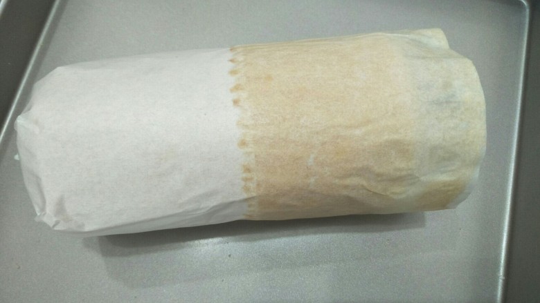 巧克力蛋糕,两块蛋糕叠起来,卷起来,用油纸包紧定型半小时以上。