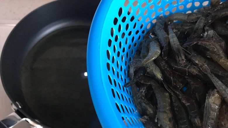杭式油爆虾,待锅内油热,下河虾