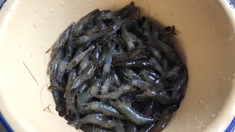 杭式油爆虾,然后剪去虾枪虾须虾钳,嫌麻烦的可以省略这一步