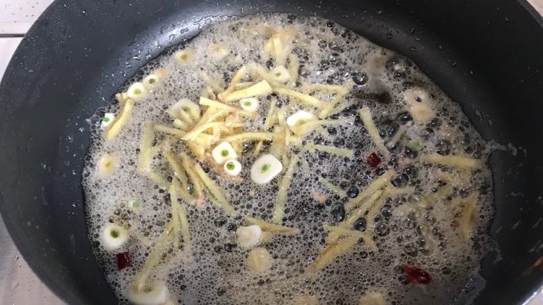杭式油爆虾,锅内留底油,下生姜大蒜干红辣椒,翻炒至香味飘出