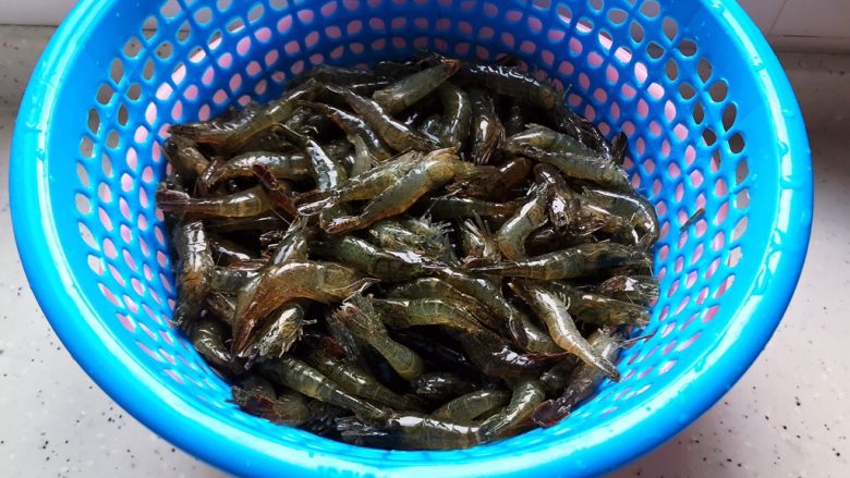 杭式油爆虾,沥干水分,备用