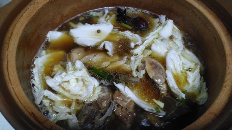 肉汤炖白菜、平菇,<a style='color:red;display:inline-block;' href='/shicai/ 7742'>肉汤</a>煮开，放入<a style='color:red;display:inline-block;' href='/shicai/ 114'>白菜</a>。