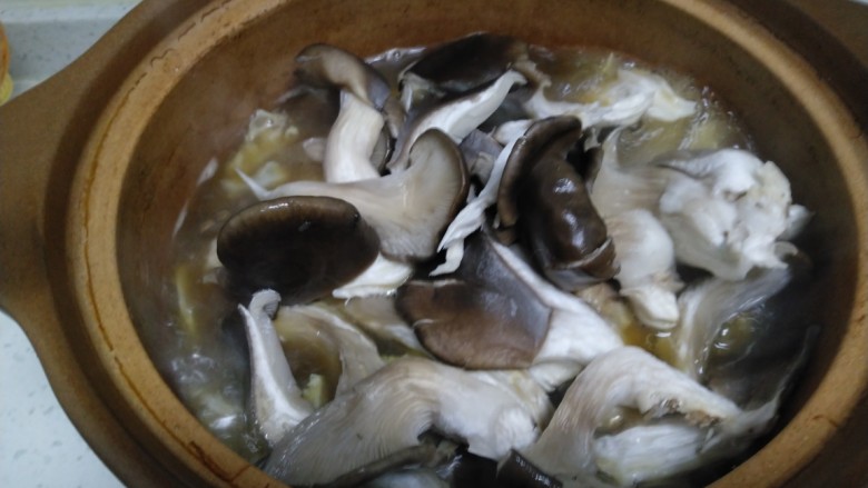 肉汤炖白菜、平菇,白菜煮至断生，放入<a style='color:red;display:inline-block;' href='/shicai/ 231'>平菇</a>。
