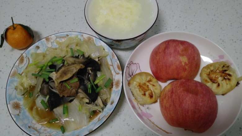 肉汤炖白菜、平菇,啦啦啦~开吃了。