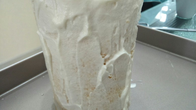 巧克力蛋糕,蛋糕各面涂上奶油,因为还要涂巧克力酱表面不需要涂得很光滑。