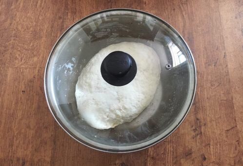 胡萝卜牛肉馅饺子,在调馅之前我们把面和好,面不妨多和一些,面要稍微柔软些。 和面时水要分次分量往里加,先把它合成絮状,然后再把面和光滑,盖上锅盖或者保鲜膜静置30分钟。
