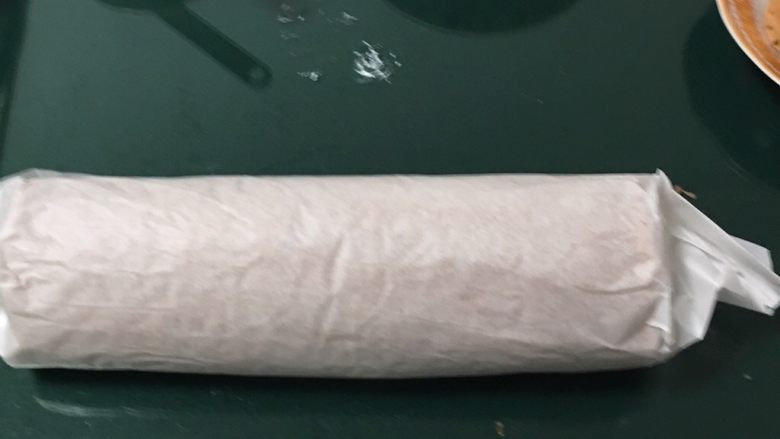 芒果蛋糕卷,顺势卷起来,放冰箱冷冻一小时。