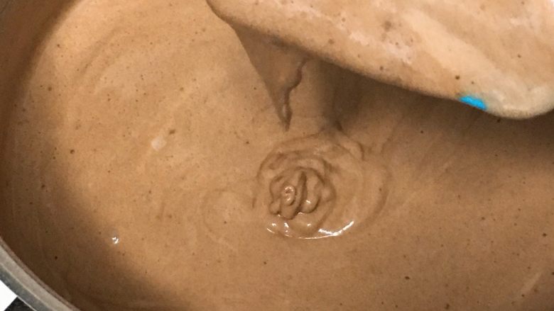 芒果蛋糕卷,用翻拌的手法拌匀蛋糕糊,不能时间长,可可粉很容易消泡的。
