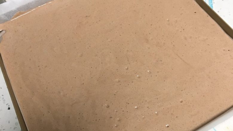 芒果蛋糕卷,蛋糕糊倒入金盘,这几下,消除气泡。