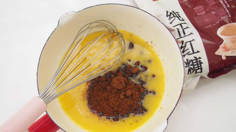 姜饼圣诞翻糖饼干,加入红糖搅拌均匀,可以用刮刀使劲压一下,尽量不要有大块颗粒。或者也可以提前将红糖用料理机打成粉使用。