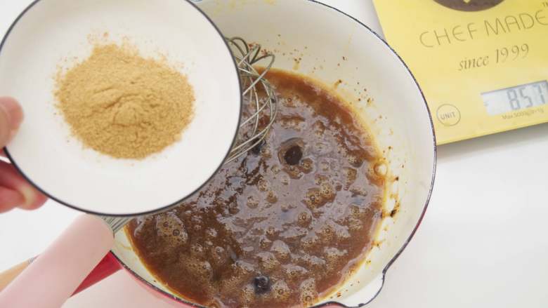 姜饼圣诞翻糖饼干,加入姜粉,搅拌均匀
