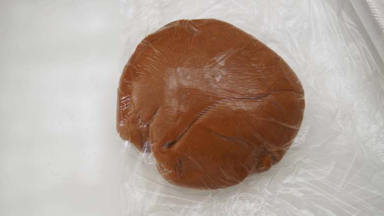 姜饼圣诞翻糖饼干,包上保鲜膜,放入冰箱冷藏1小时左右