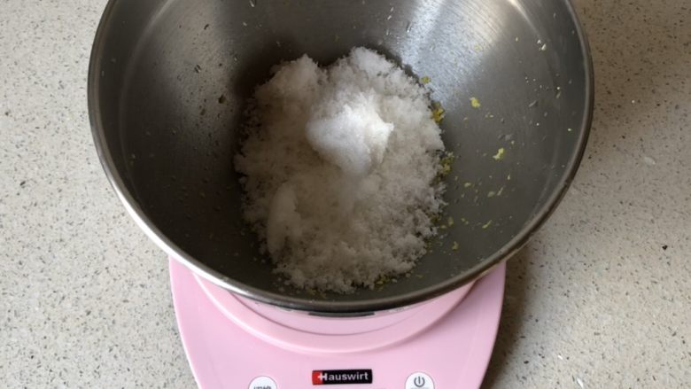 柠檬味小蛋糕,我用了85g糖,其实还蛮甜的,下次少10g