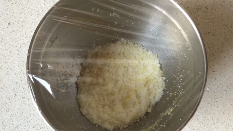 柠檬味小蛋糕,柠檬屑+细砂糖搅拌均匀,盖保鲜膜静置1小时,让其香味儿飘出!