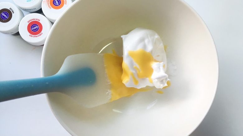 圣诞树蛋糕卷,取一小部分蛋白霜,放入干净的碗内,剩下的蛋白霜放入冰箱冷藏备用,烤箱预热160度