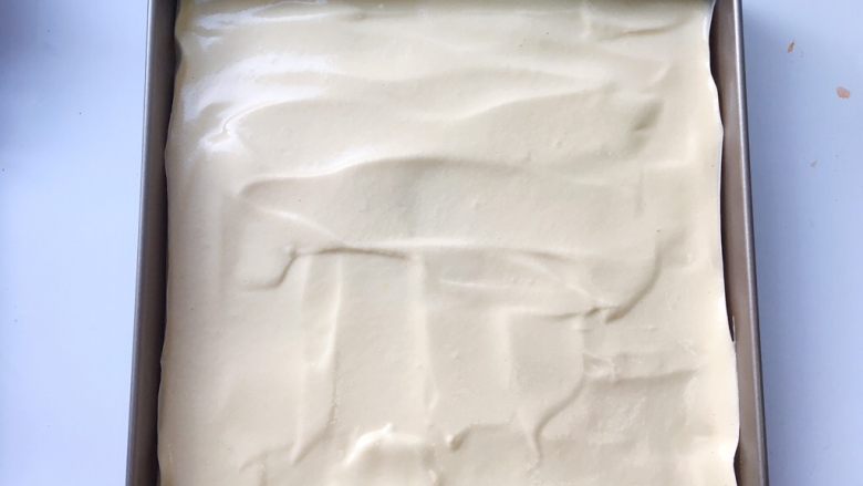 圣诞树蛋糕卷,之后将面糊表面刮平正,入烤箱烤15分钟,表面微微上色即可