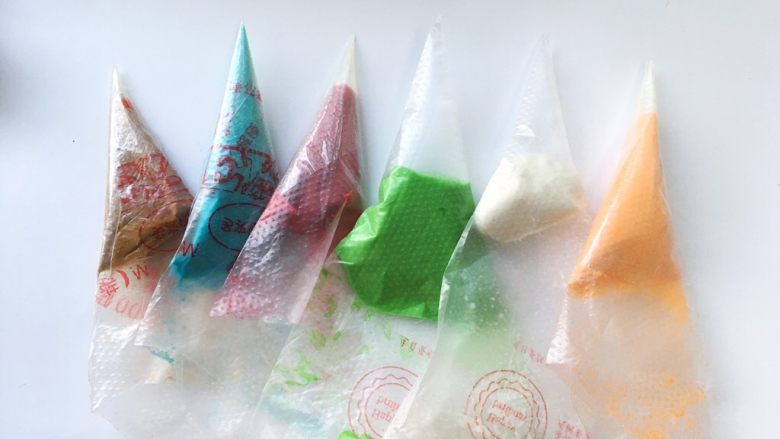 圣诞树蛋糕卷,先取一小部分蛋白霜加入一点点的低筋面粉搅拌均匀,做为白雪跟雪人,剩下的蛋白霜加入一小勺蛋黄糊,分别调成4份彩色,具体颜色可以根据个人喜好来调,绿色的那一份多一些